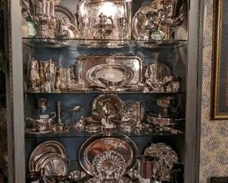 Freshly polished silverplated servers, awaiting your culinary and mad domestic goddess skillz.