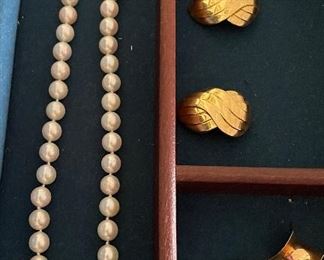 Pearl Necklace with 14K Gold Clasp. 