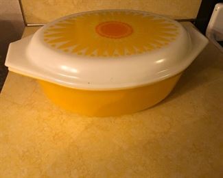 Pyrex Daisy Flower/Sunflower Yellow Casserole