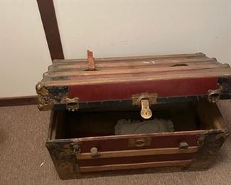 Flat top steamer trunk 