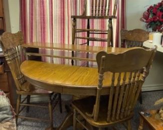 Very sturdy oak table, two leaves and four chairs