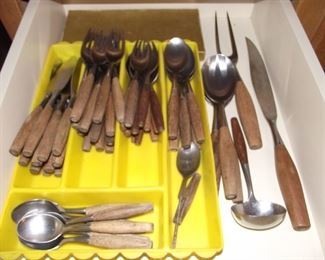 Teak silverware set