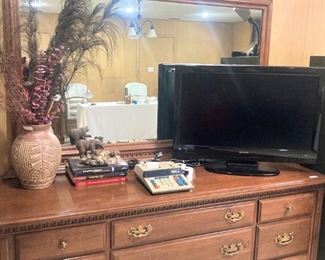 Dresser; TV