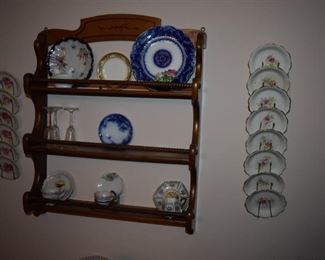 Lovely whatnot shelf with lots of Flo-blue and other collectibles