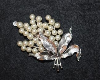 Vintage Trifari  gold crown pearl Brooch pin