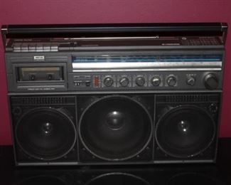 Vintage Magnavox  boom box radio Model D8443