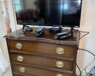 Nice 4 drawer chest/TV