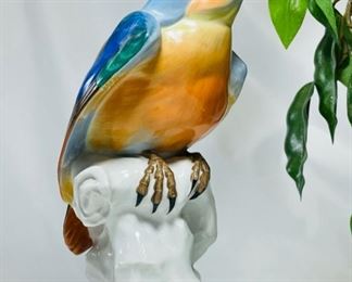 BEAUTIFUL 8" high HEREND FINE PORCELAIN COLORFUL PARROT on stand
expand_more
Hairline repair on beak