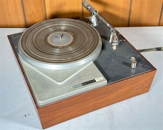 REK-O-KUT N-33H TURNTABLE  |                                                      Vintage record player by Rek O Kut model N33H - l. 16 x w. 17 x h. 7 in.