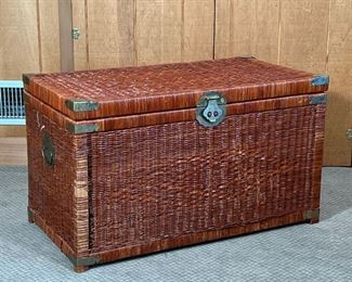 WICKER CHEST  |  Storage / blanket chest with hinged lid and brass hardware - l. 35.5 x w. 20 x h. 20.75 in.