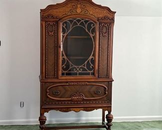 VICTORIAN STYLE CABINET  |  China cabinet / hutch with carved and applied wood decoration, having a single glaze door over a single deep drawer, raised on carved legs - l. 38.5 x w. 16.5 x h. 74 in.
