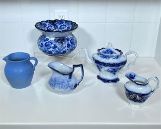 (5pc) BLUE & WHITE PITCHERS  |  Including an Aynes gilt spittoon, a Staffordshire creamer, and others - dia. 8 in. (spittoon)
