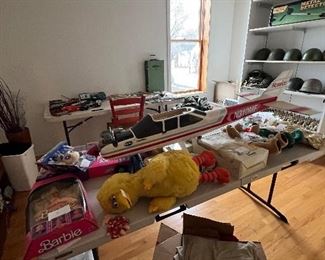 Model airplanes and model kits