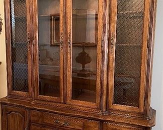 Vtg Thomasville Dining Hutch
Vtg Thomasville Dining Table w Leaf and 6 Chairs