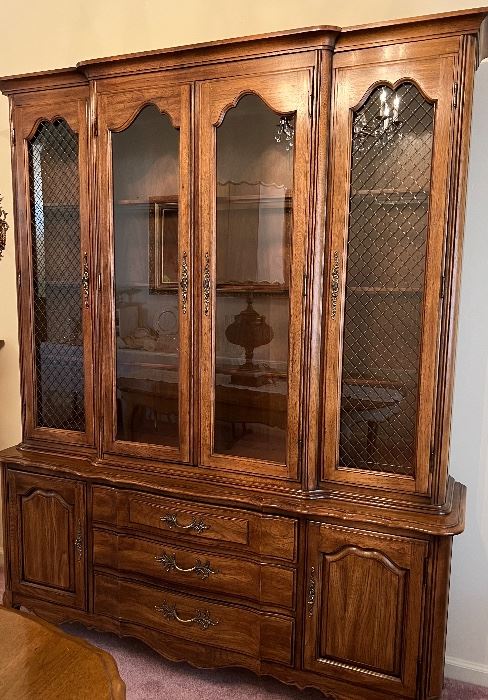 Vtg Thomasville Dining Hutch
Vtg Thomasville Dining Table w Leaf and 6 Chairs