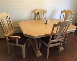 Beautiful, excellent condition dining room set.  2 Captain chairs 4 side chairs & Extention leaf.