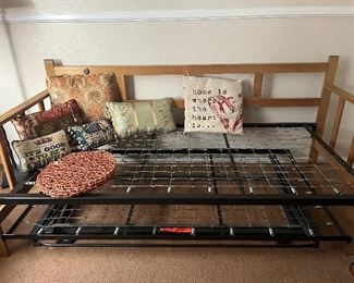 Daybed with trundle frame