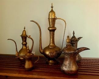 Vintage etched brass ewer teapot
*India
*Moroccan Arabian