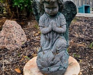 Praying angel statue 