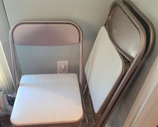 Vintage Samsonite card table metap chairs
*we have four