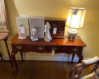 #35	table	Pennsylvania house sofa table with 2 drawers 48x16x27	 $175.00 			
#30	lamp	white and gold leaf lamp 21 tall 	 $100.00 			
