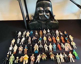 Darth Vader action figure carry case, includes 55 Star Wars figurines