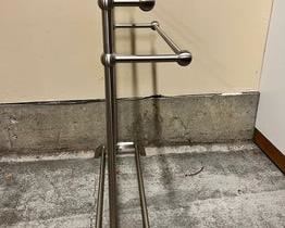 $30 USD      Free Standing Brushed Stainless Steel Towel/Blanket Rack MA158-8 (ALL REASONABLE OFFERS ACCEPTED)      Description: This hotel quality, 3 tier towel valet is a great item for those who have limited space. Can hold a variety of items from towels, to quilts, blankets or comforters.
Dimensions: 26 x 9.5 x 38
Condition: Item is in very good condition with only minor superficial signs of wear associated with age and use. 
Location: Local pick up only West Linn, OR. Located in the garage for easy access. Visit our "Need a shipper" tab or contact us for shipper suggestions.       https://goodbyhello.com/products/copy-of-stanley-furniture-5-piece-office-collection-ma158-7?_pos=10&_sid=4b6b24362&_ss=r