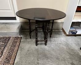 $95 USD      Antique Drop Leaf Oval Table w/Drawer MA158-14 (ALL REASONABLE OFFERS ACCEPTED)     Description: ANTIQUE AMERICAN DROP-LEAF GATE-LEG TABLE. First Half of the 18th Century. Oval top over a single drawer. Ring- and block-turned legs, two of which swing to support leaves.
Dimensions: Open: 46 x 32.5 x 30.5H in | Closed: 32.5 x 13 x 30.5 in
Condition: Item is in very good condition with only minor superficial signs of wear associated with age and use. 
Location: Local pick up only West Linn, OR. Located in the garage for easy access. Visit our "Need a shipper" tab or contact us for shipper suggestions.      https://goodbyhello.com/products/copy-of-hammary-pine-console-sofa-table-ma158-13?_pos=4&_sid=4b6b24362&_ss=r