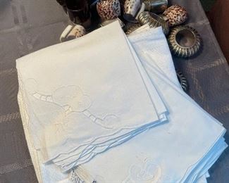 Linen napkins & table-cloths