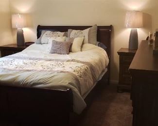 Queen sleigh bed
2 night stands