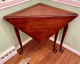 $500. Kittinger CW-2 Colonial Williamsburg Mahogany Corner Table. Versatile and always in style! Open: 25 x 27. Closed: 35 x 25 x 27.