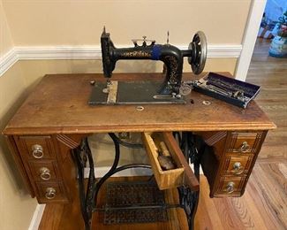  New home sewing machine, excellent shape