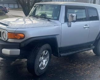 Beautiful Toyota FJ cruiser suv more info/pictures coming soon! 