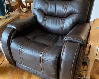 Automatic recliner has outlet for plug-in for phone