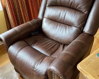 New Flexsteel leather Recliners with paperwork & receipts 
These are big chairs..this one is a lift chair