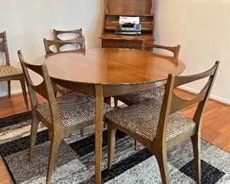 DREXEL TABLE WITH 6 CHAIRS, PADS AND 3 LEAFS