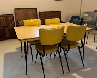 VINTAGE YELLOW FORMICA TOP TABLE W/4 CHAIRS