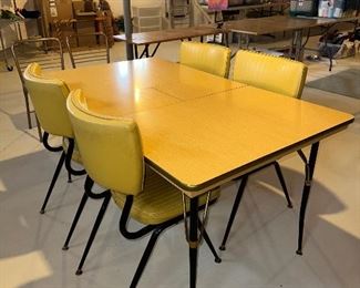 VINTAGE YELLOW FORMICA TABKE W/4 CHAIRS
