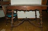 EARLY 20TH CENTURY WALNUT TABLE WITH 3 LEAVES