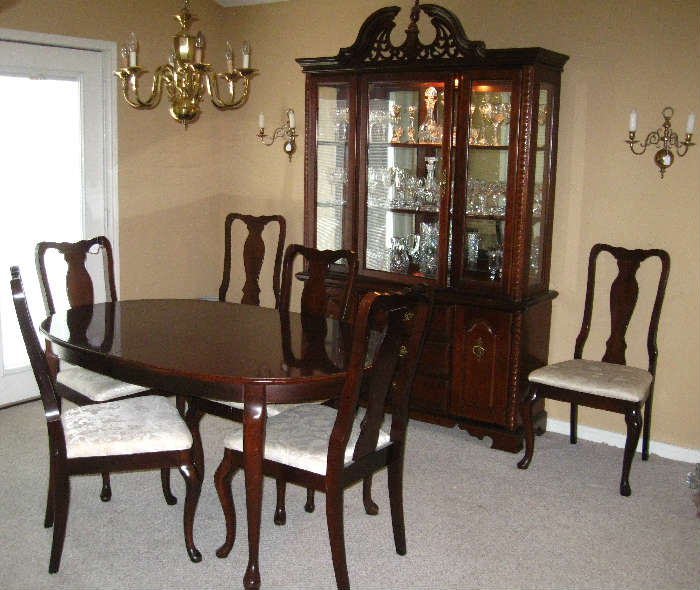 Bassett Mahogany Dinning Room Suite: China Cabinet, Oval Table with 6 Chairs