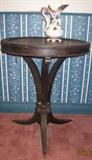 Wonder Mahogany Antique Tri-leg Round Table. Great look needs some work.