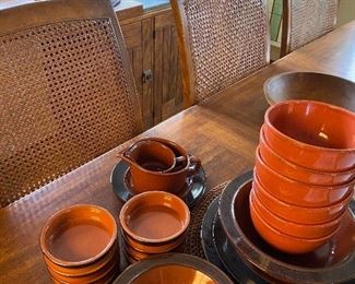 Pottery dishes