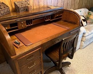 Early 1900's C Curve Roll Top Bankers Desk. Very Beautiful!!