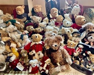 HUGE Boyds Bears collection!!!
Some are rare!