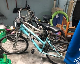 Garage
Bikes, toys