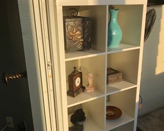 Main Level/Sunroom
Cubby with collectibles, decor