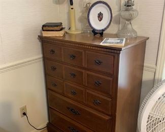 chest of drawers 