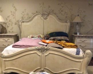 Henredon king size bed - French style 