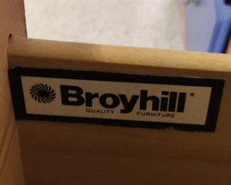 BROYHILL BANDED BEDROOM FURNITURE