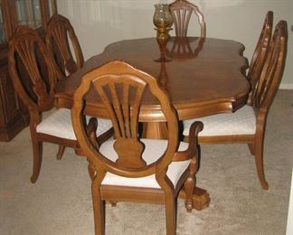 Dining table/6 chairs/2 leaves
